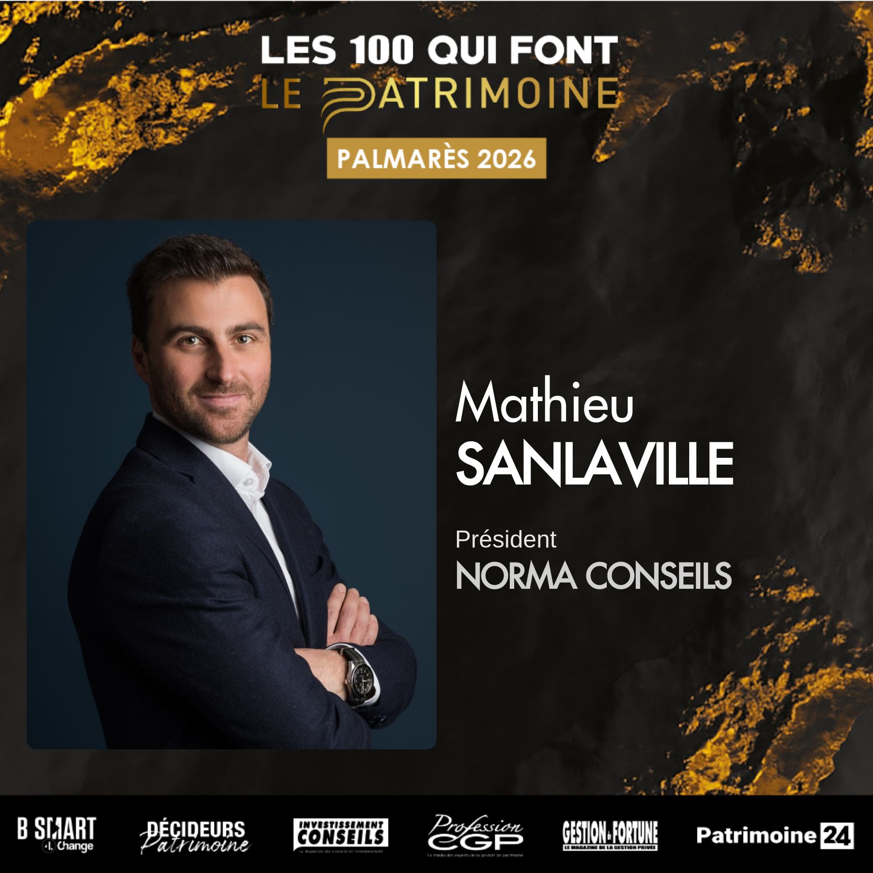 Homme en costume sur fond sombre, texte 'PALMARÈS 2026'.